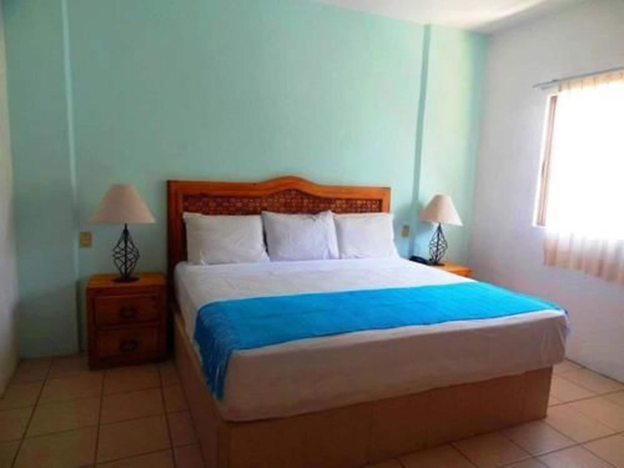Emperador Vallarta Beachfront Hotel And Suites Пуэрто-Вальярта Экстерьер фото