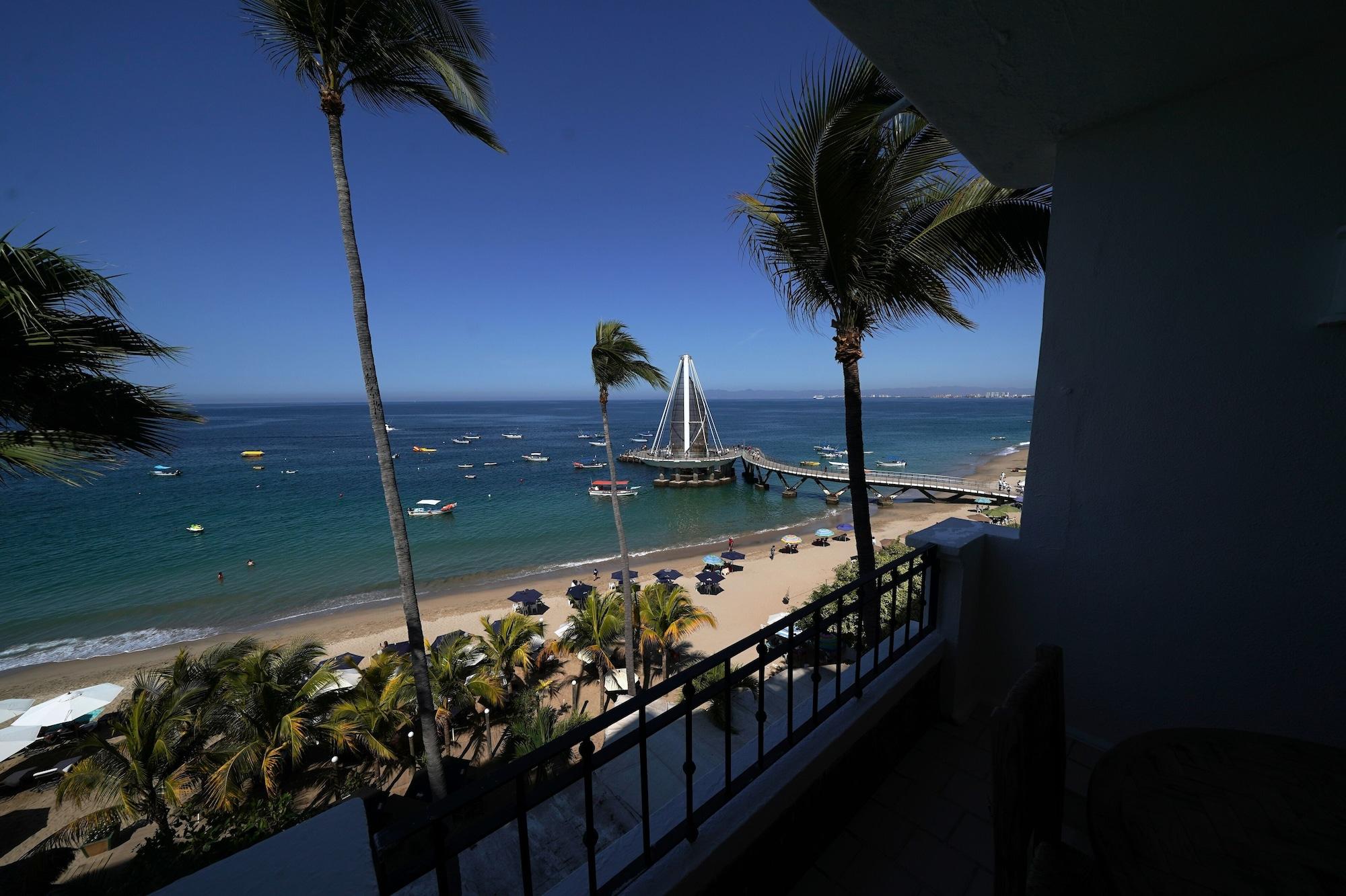Emperador Vallarta Beachfront Hotel And Suites Пуэрто-Вальярта Экстерьер фото
