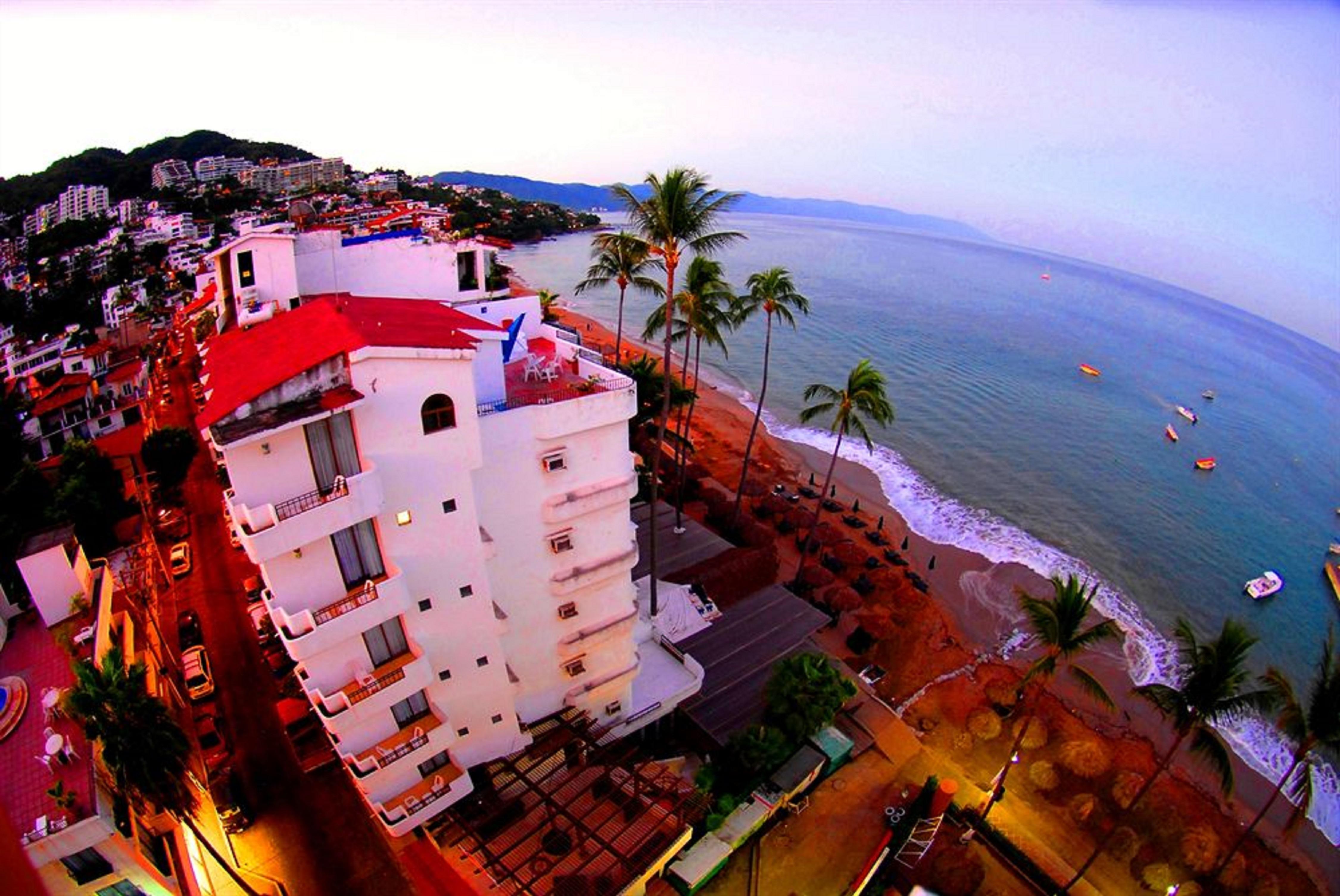 Emperador Vallarta Beachfront Hotel And Suites Пуэрто-Вальярта Экстерьер фото