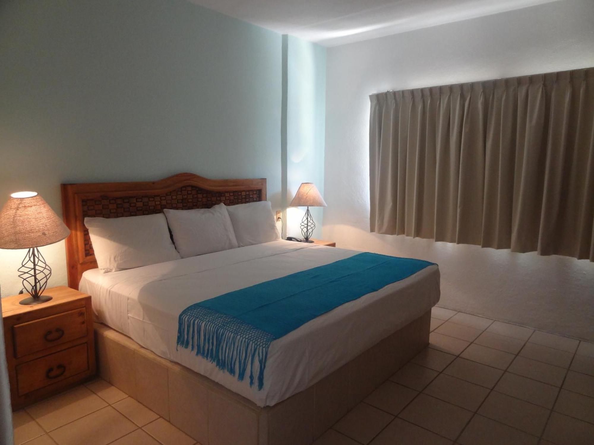 Emperador Vallarta Beachfront Hotel And Suites Пуэрто-Вальярта Экстерьер фото