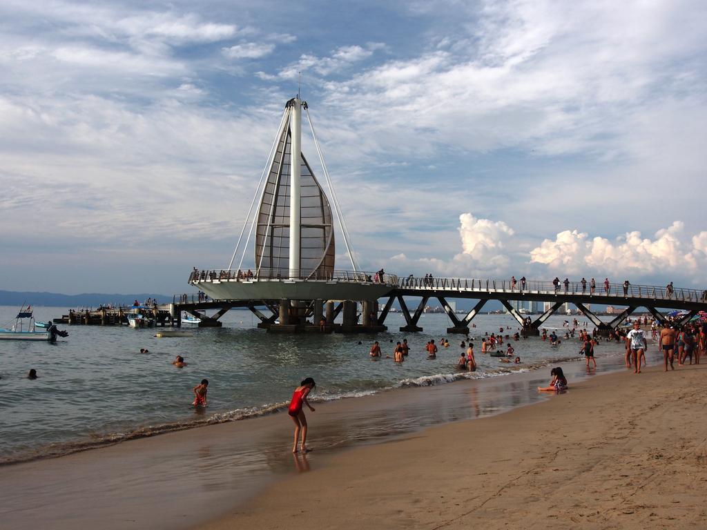 Emperador Vallarta Beachfront Hotel And Suites Пуэрто-Вальярта Экстерьер фото